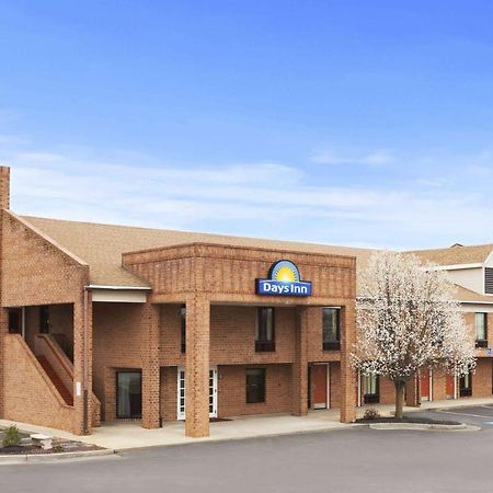Days Inn By Wyndham Farmville Bagian luar foto