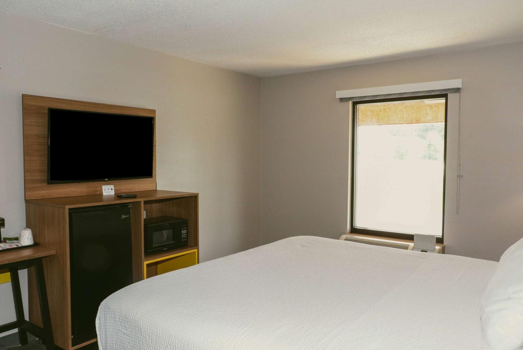 Days Inn By Wyndham Farmville Bagian luar foto