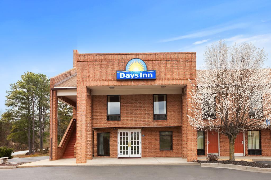 Days Inn By Wyndham Farmville Bagian luar foto